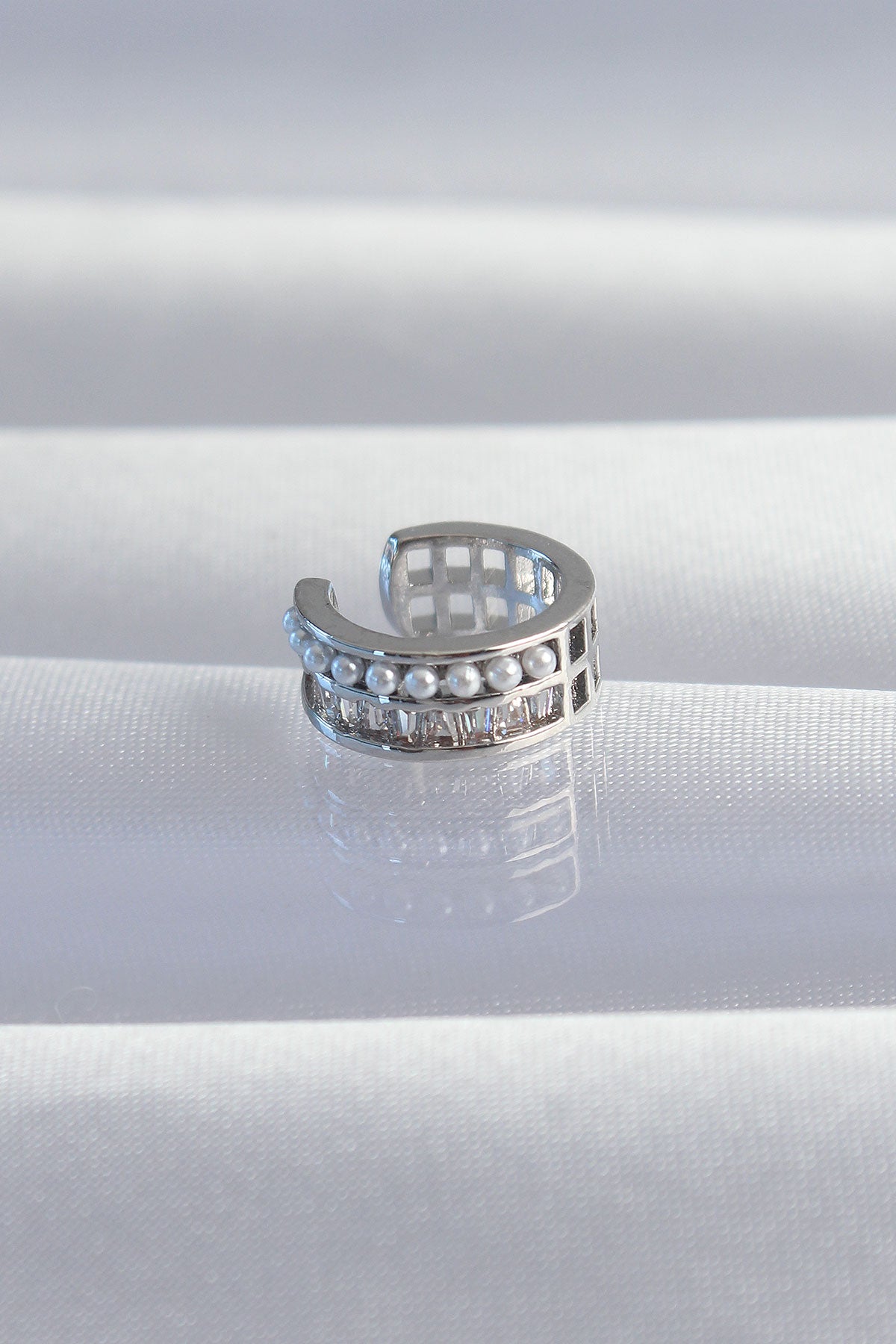 Aurelia İncili Baget Taşlı Earcuff Kadın Küpe - Gümüş Rengi | Pirinç
