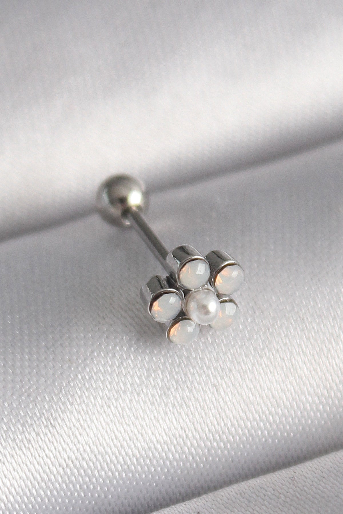 Aurelia Zirkon Taşlı Çiçek Model Tragus Kadın Piercing - Gümüş Rengi | 316L Paslanmaz Çelik