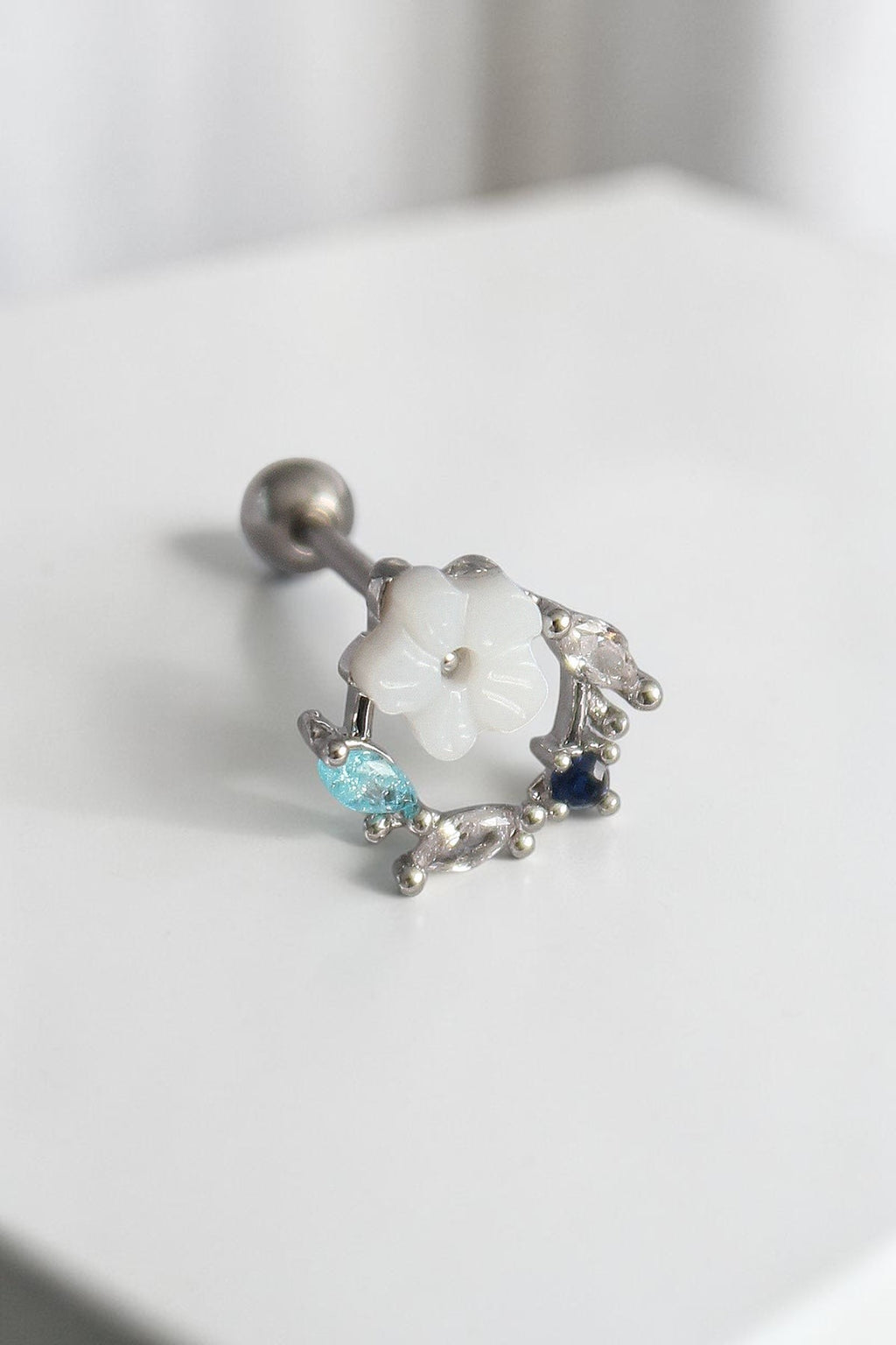 VORA HOUSE gümüş renkli paslanmaz çelik tragus piercing, beyaz çiçek ve renkli zirkon taş detaylı tasarım