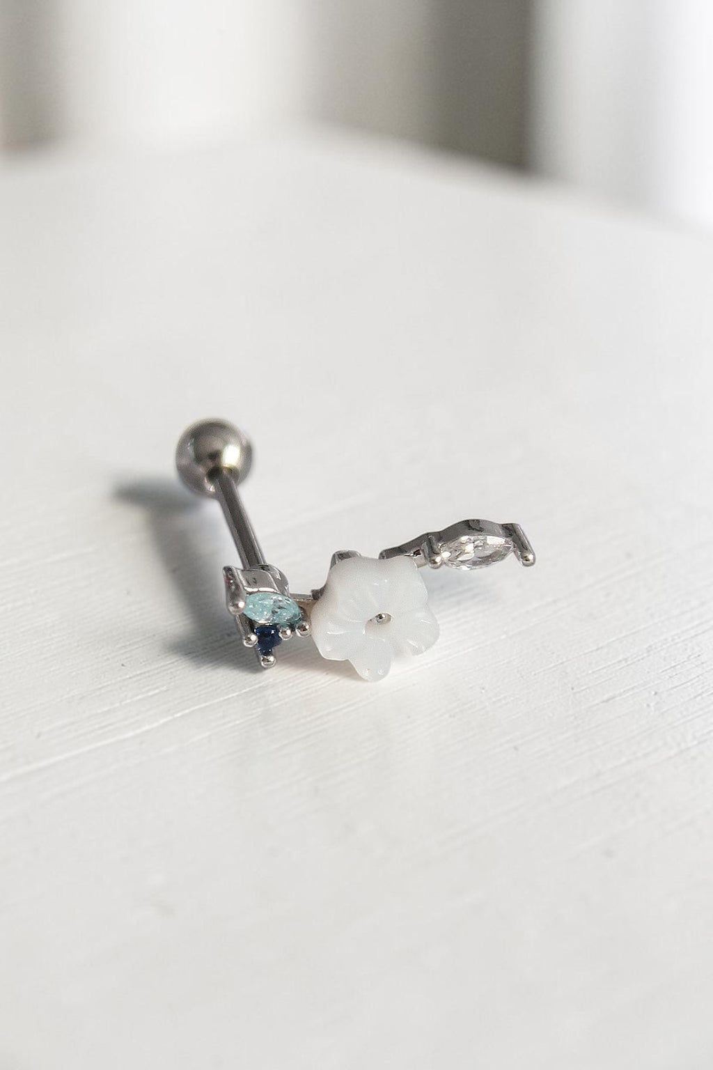 VORA HOUSE gümüş rengi paslanmaz çelik zirkon taşlı ve beyaz çiçek detaylı tragus piercing