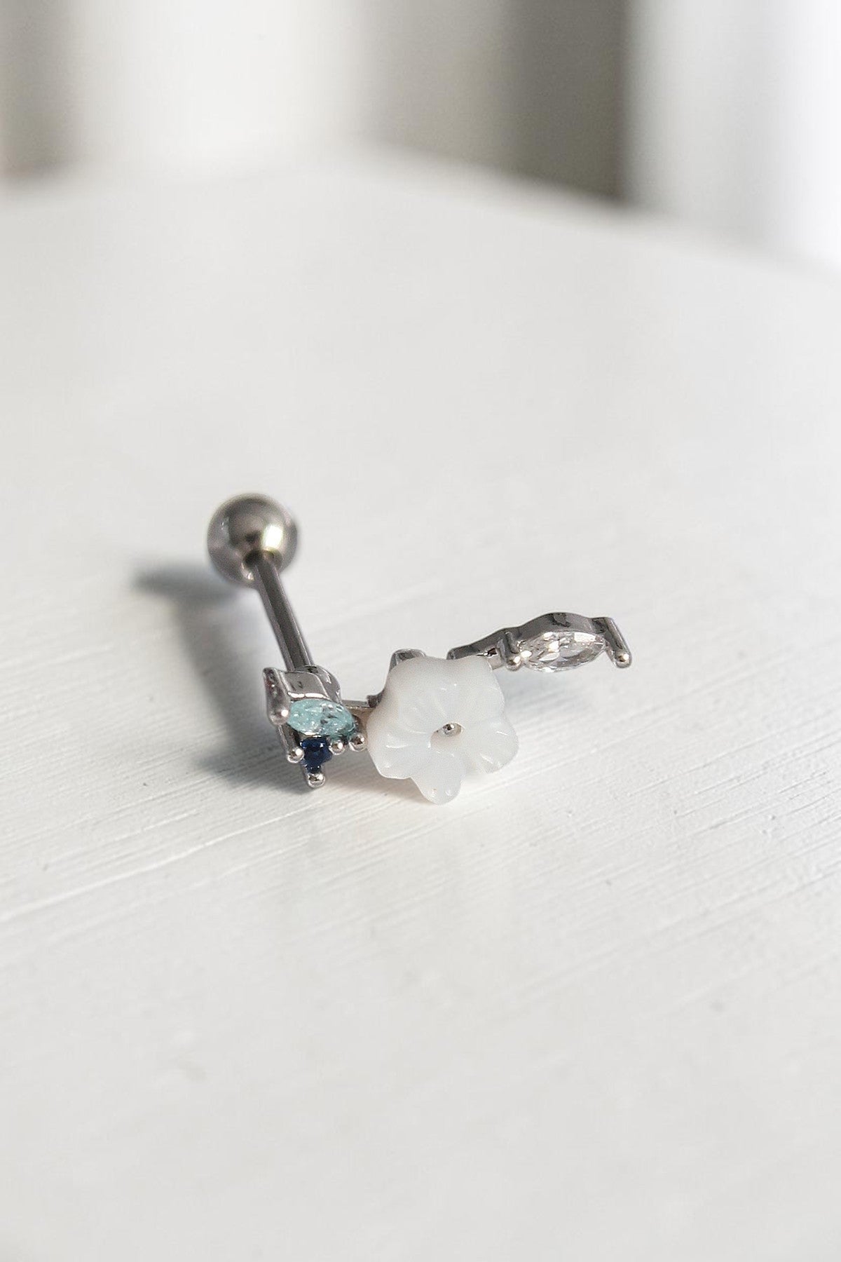 VORA HOUSE gümüş rengi paslanmaz çelik zirkon taşlı ve beyaz çiçek detaylı tragus piercing