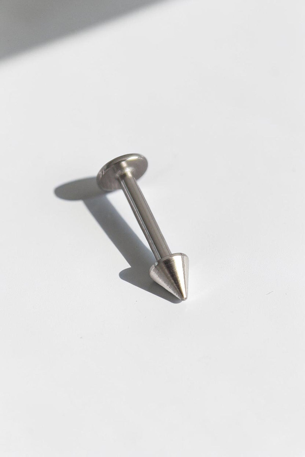 VORA HOUSE gümüş rengi çivi uçlu 316L paslanmaz çelik piercing, 8mm bar uzunluğu ve 1.2mm kalınlıkta.