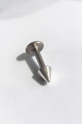 VORA HOUSE gümüş rengi çivi uçlu 316L paslanmaz çelik piercing, 6mm bar uzunluğu ve 1.2mm kalınlıkta.