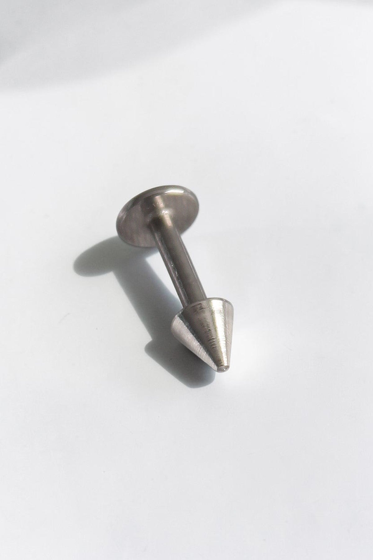 VORA HOUSE gümüş rengi çivi uçlu 316L paslanmaz çelik piercing, 6mm bar uzunluğu ve 1.2mm kalınlıkta.