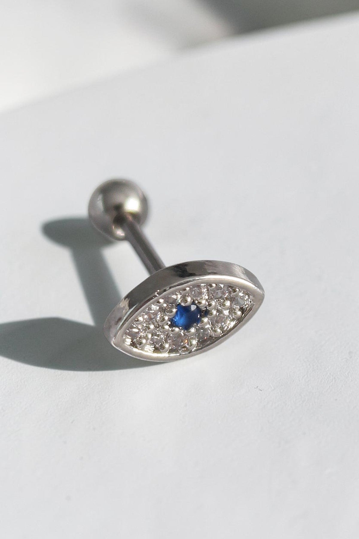 VORA HOUSE gümüş renkli zirkon taşlı ve mavi detaylı paslanmaz çelik göz figürlü tragus piercing