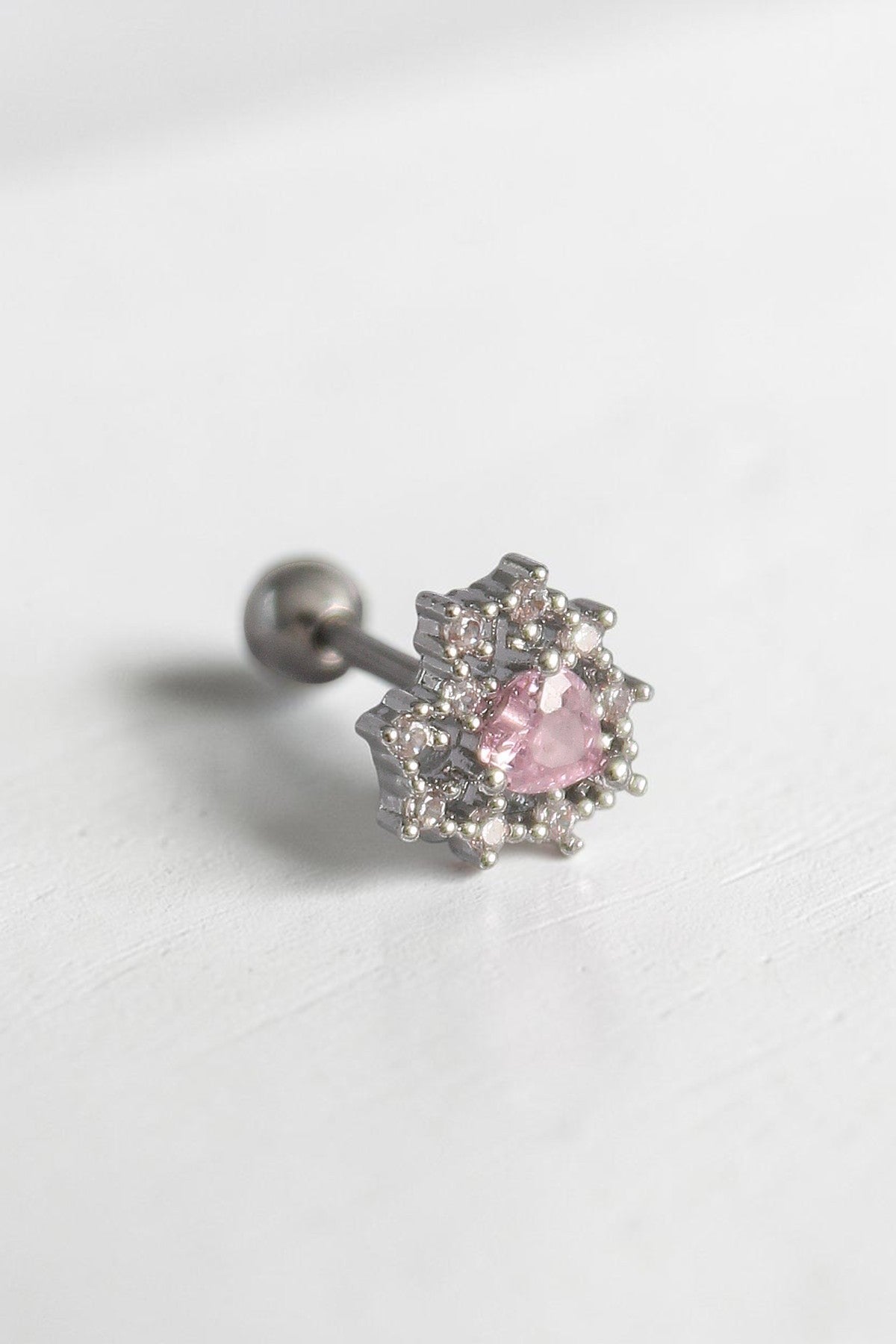 VORA HOUSE gümüş renkli, pembe kalp zirkon taşlı ve paslanmaz çelikten üretilmiş şık tragus piercing