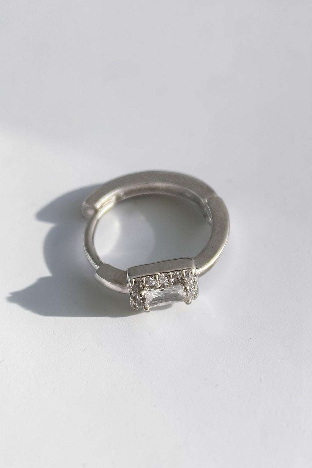 VORA HOUSE gümüş rengi kare zirkon taşlı, 316L paslanmaz çelikten üretilmiş şık tragus piercing halkası.