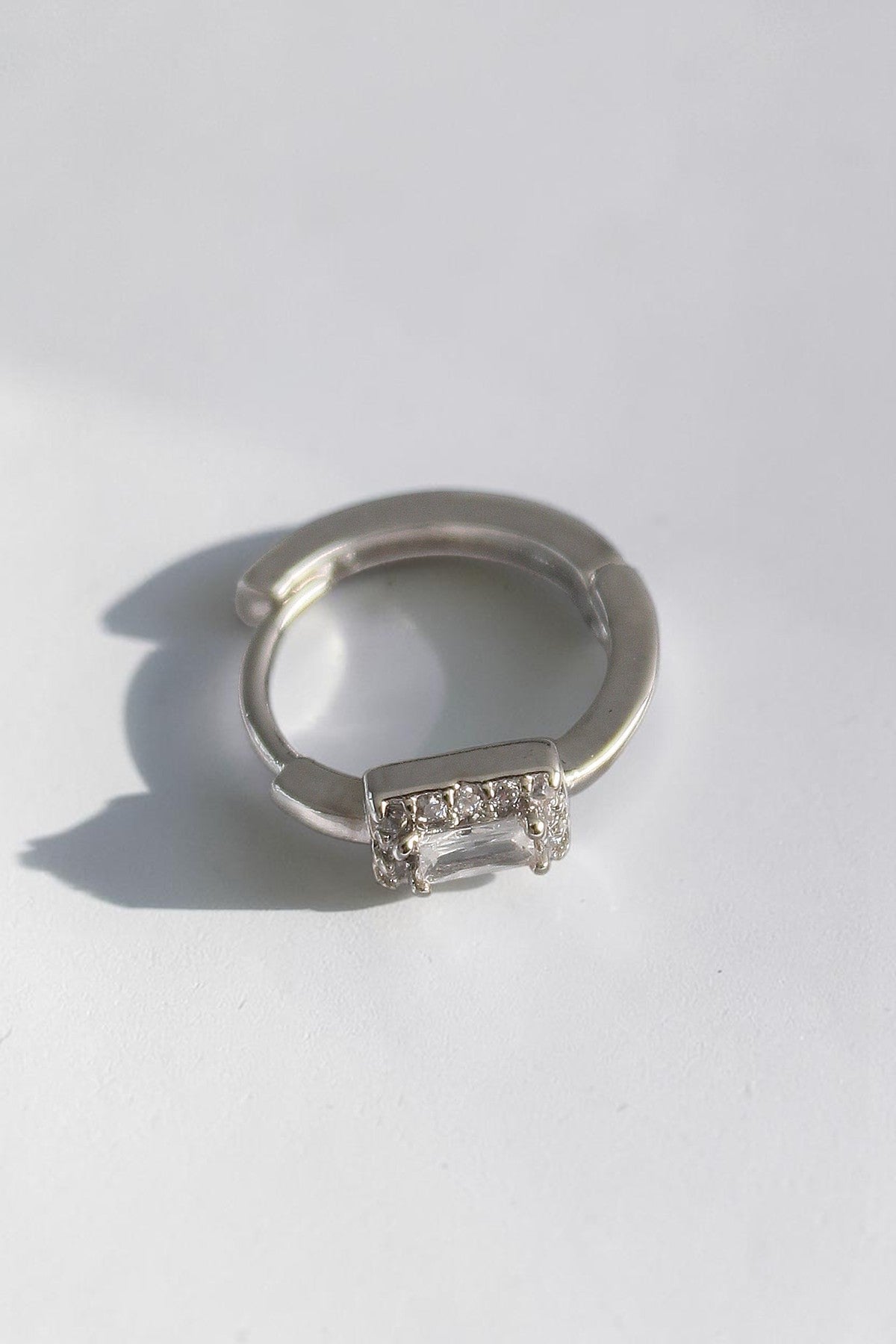 VORA HOUSE gümüş rengi kare zirkon taşlı, 316L paslanmaz çelikten üretilmiş şık tragus piercing halkası.