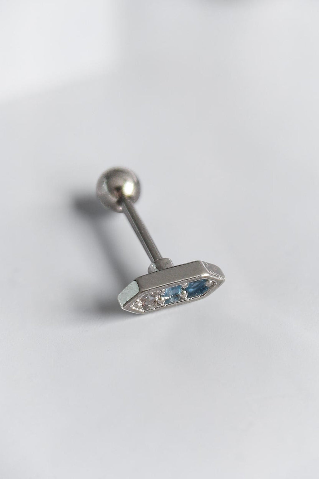 VORA HOUSE gümüş renkli, mavi zirkon taşlı, 316L paslanmaz çelik tragus piercing küpesi