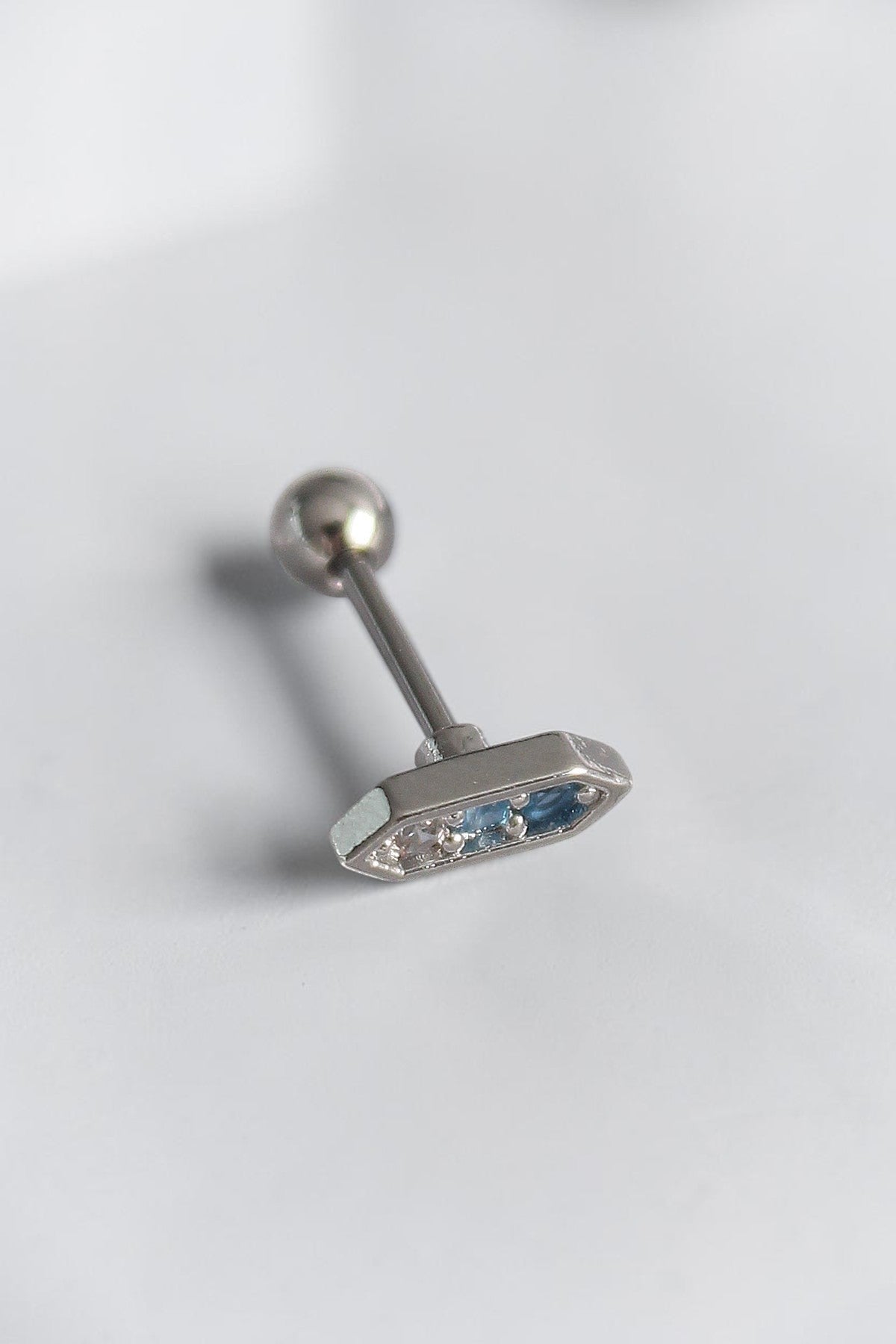 VORA HOUSE gümüş renkli, mavi zirkon taşlı, 316L paslanmaz çelik tragus piercing küpesi