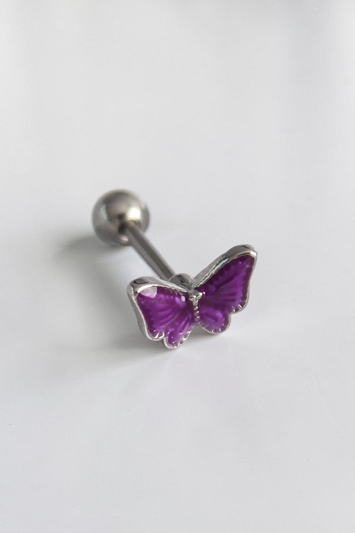 VORA HOUSE gümüş renkli paslanmaz çelikten üretilmiş, mor kelebek figürlü tragus piercing modeli.