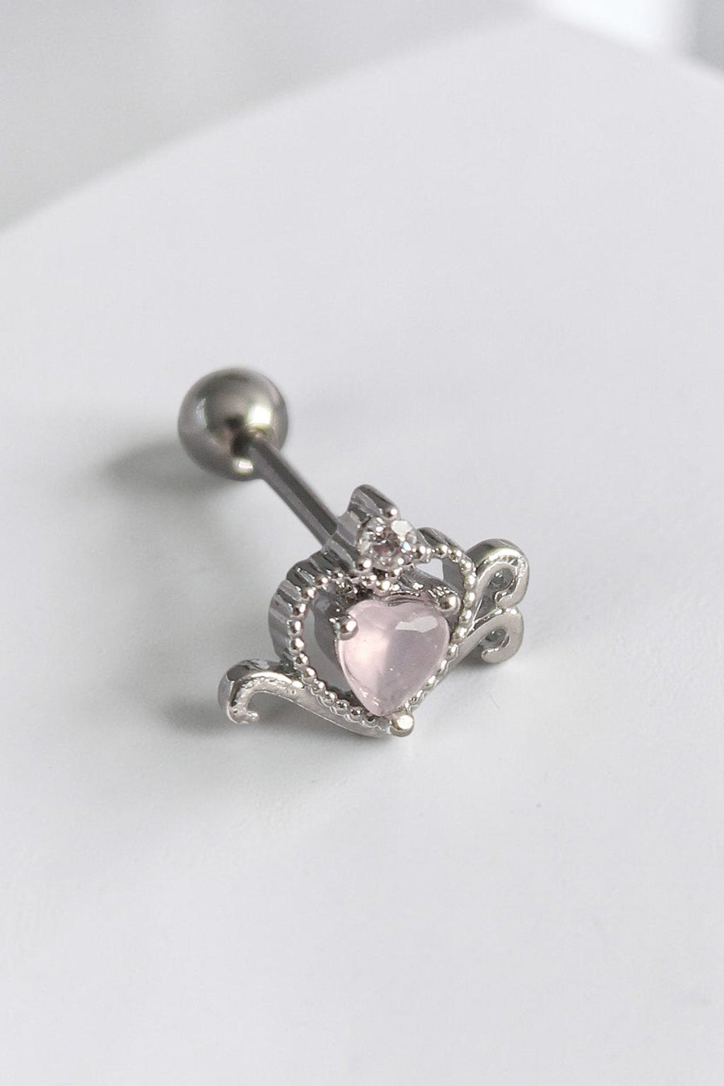 VORA HOUSE gümüş renkli, pembe mineli kalp figürlü ve zirkon taşlı paslanmaz çelik tragus piercing küpesi