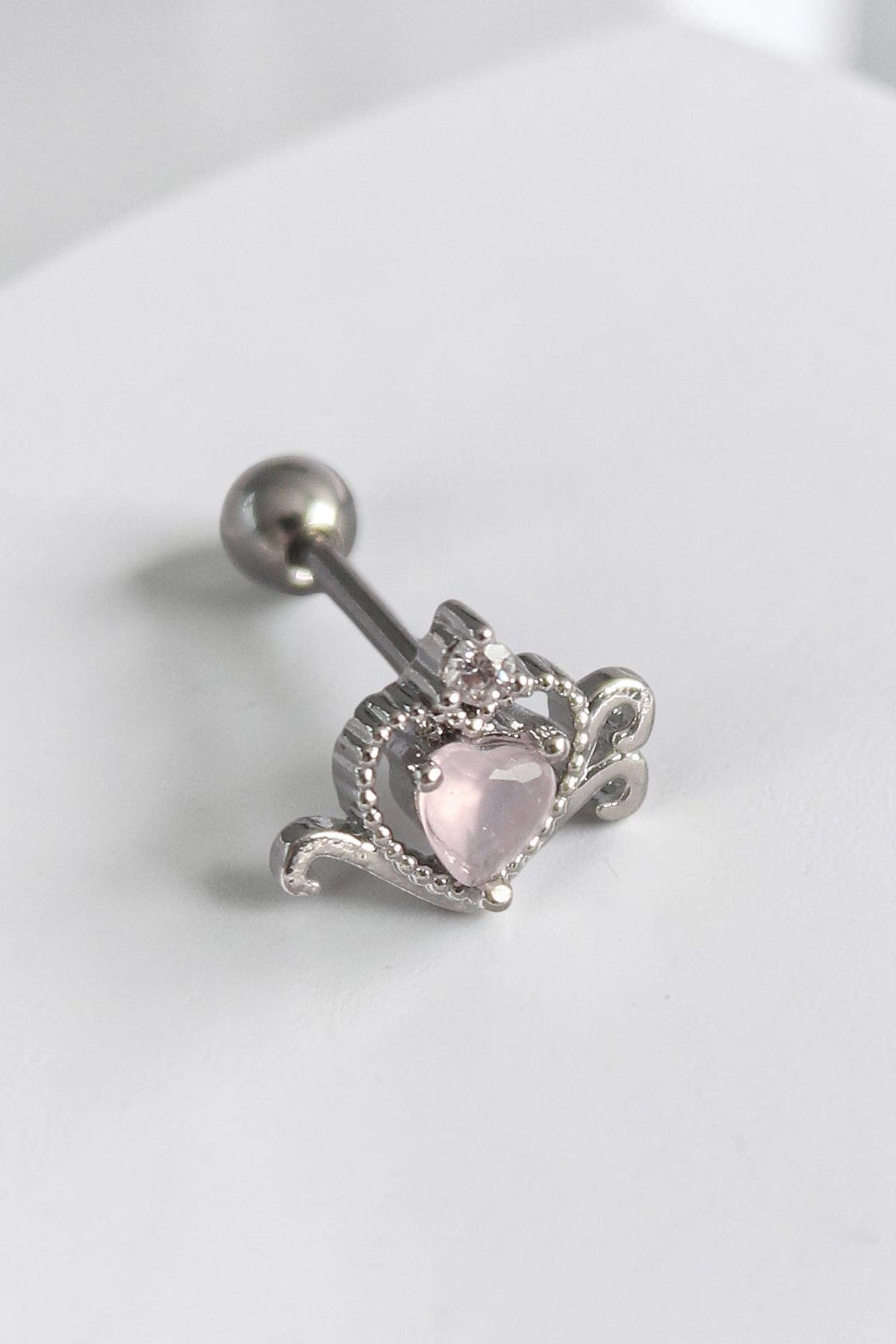 VORA HOUSE gümüş renkli, pembe mineli kalp figürlü ve zirkon taşlı paslanmaz çelik tragus piercing küpesi