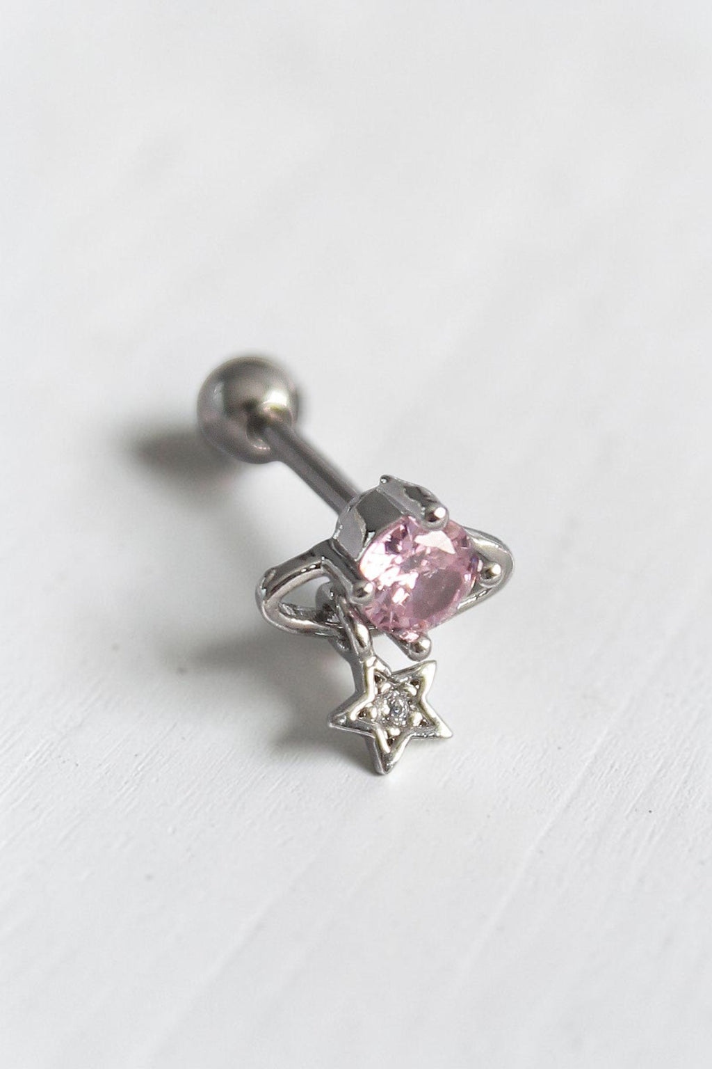 VORA HOUSE gümüş renkli, pembe zirkon taşlı ve sallantılı yıldız detaylı 316L paslanmaz çelik tragus piercing