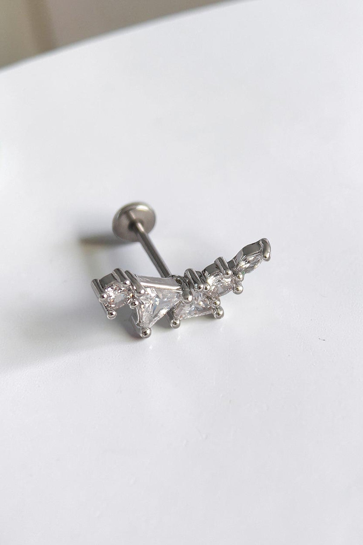 VORA HOUSE gümüş renkli, zirkon taşlı, 316L paslanmaz çelik tragus piercing modeli