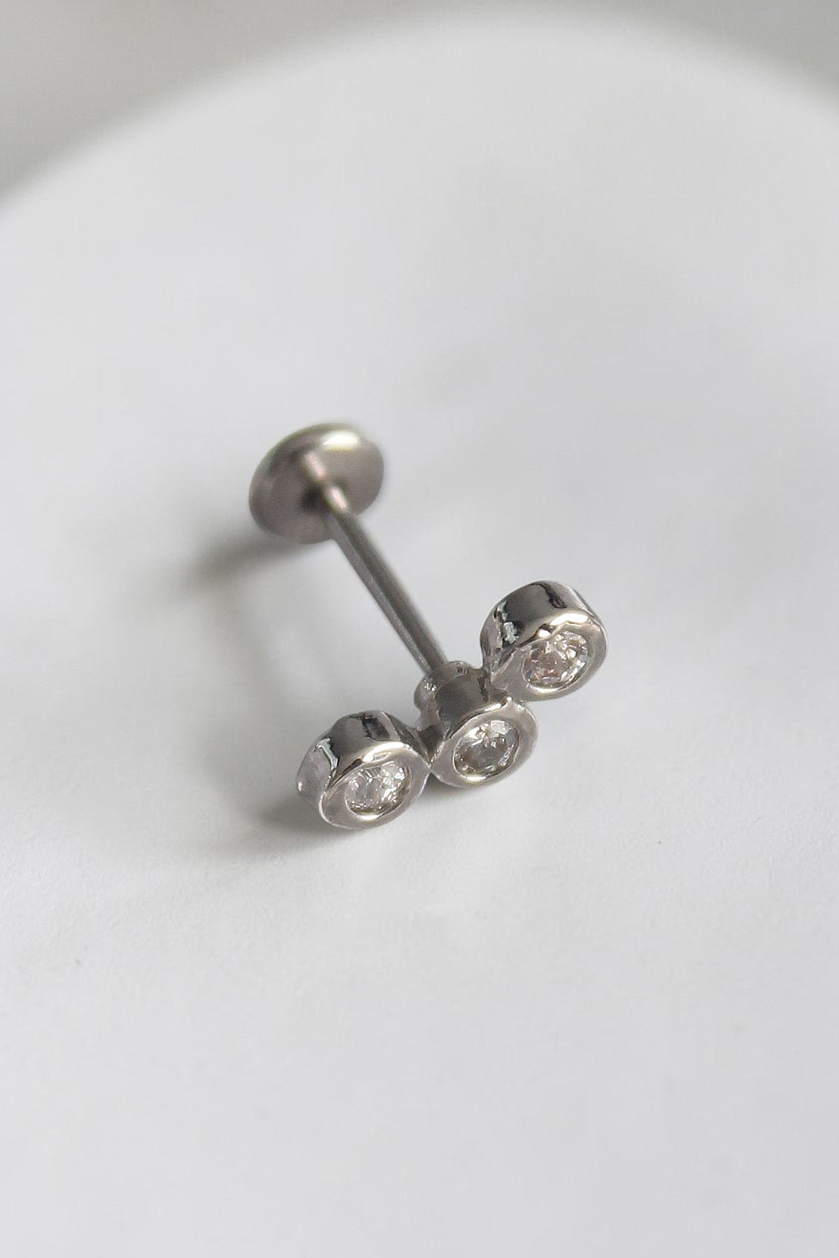 VORA HOUSE gümüş rengi, üç zirkon taşlı, 316L paslanmaz çelik tragus piercing