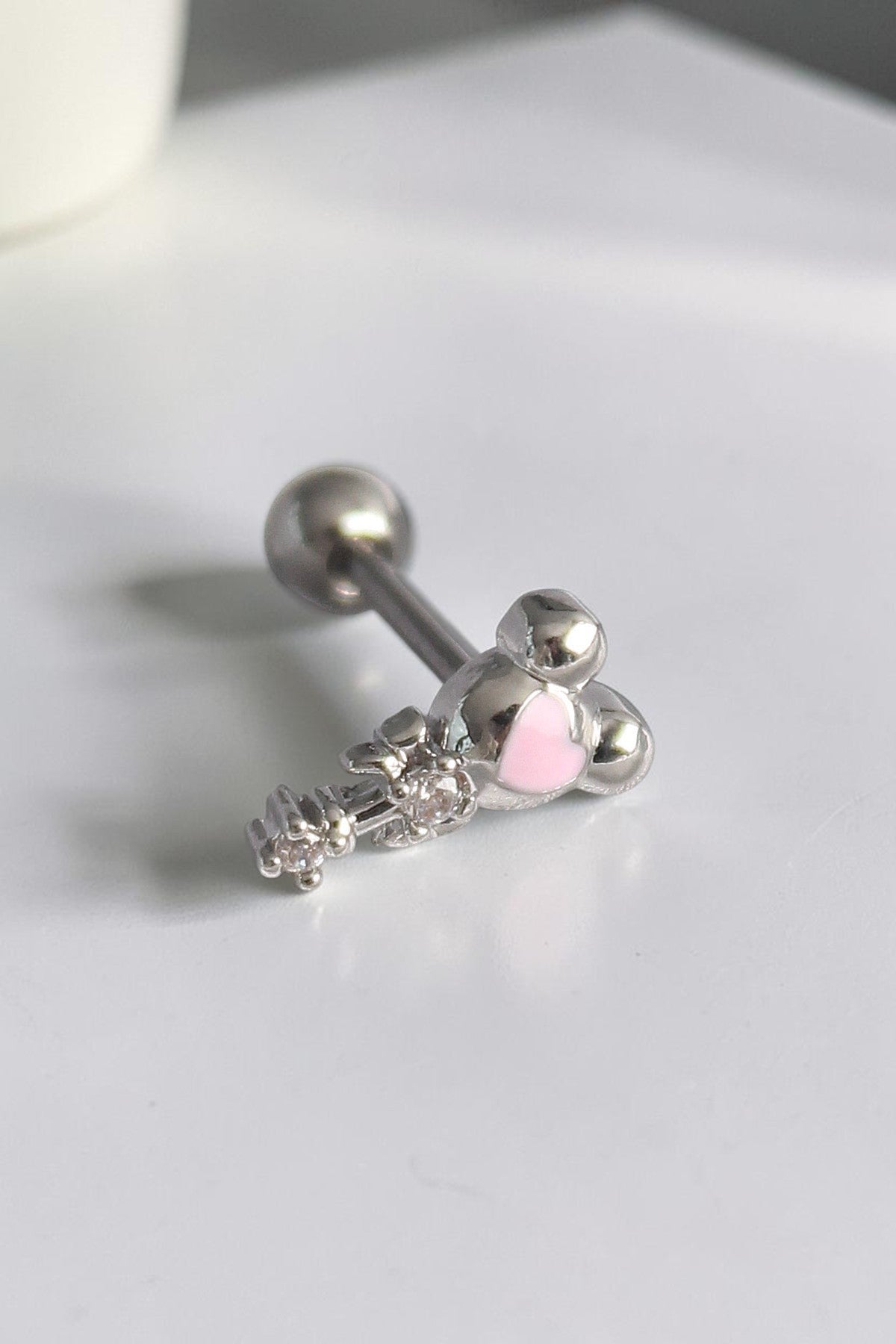 VORA HOUSE gümüş renkli, pembe kalp detaylı ve zirkon taşlı paslanmaz çelik tragus piercing