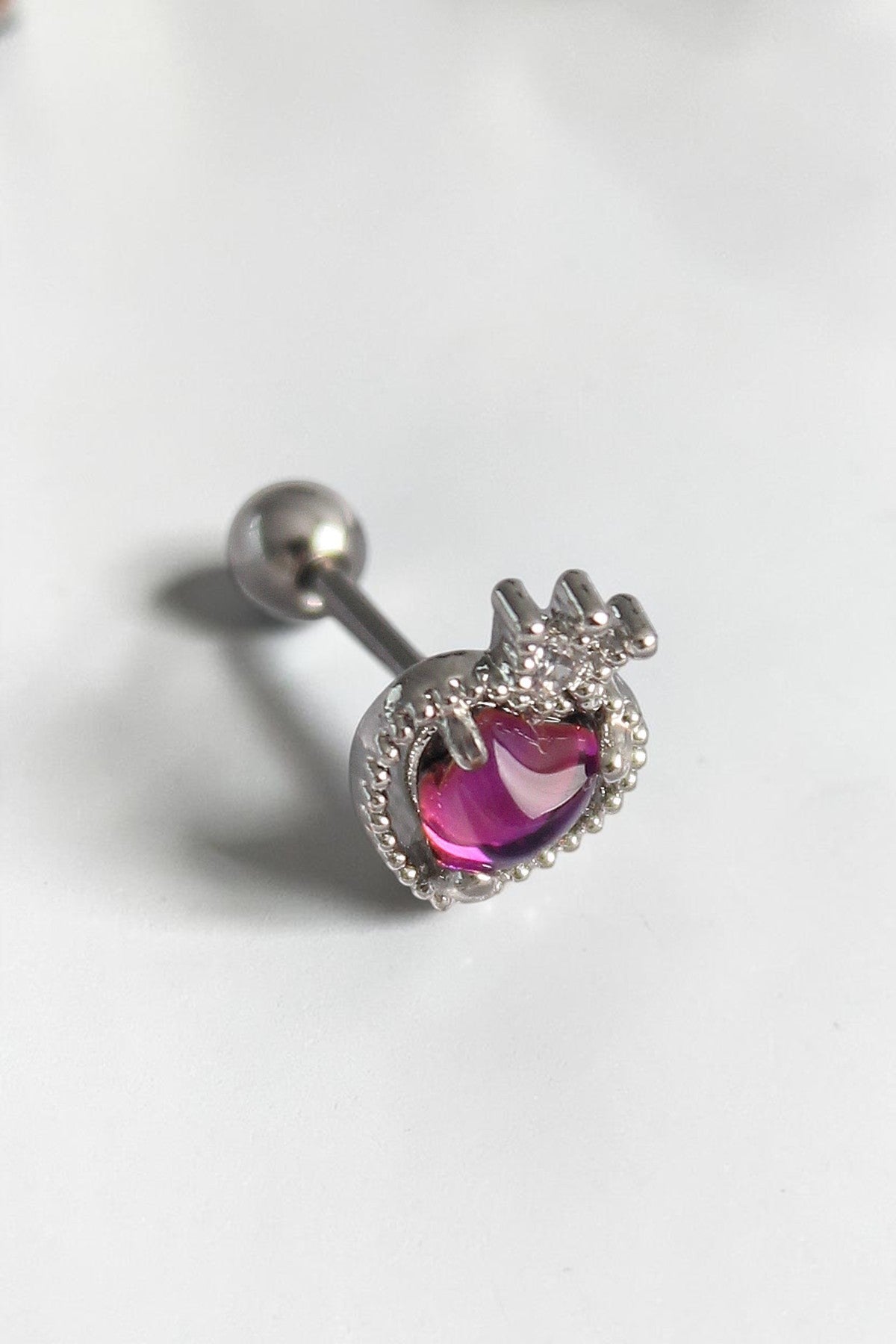 VORA HOUSE gümüş rengi paslanmaz çelik, pembe mineli kalp ve zirkon taşlı taç detaylı tragus piercing