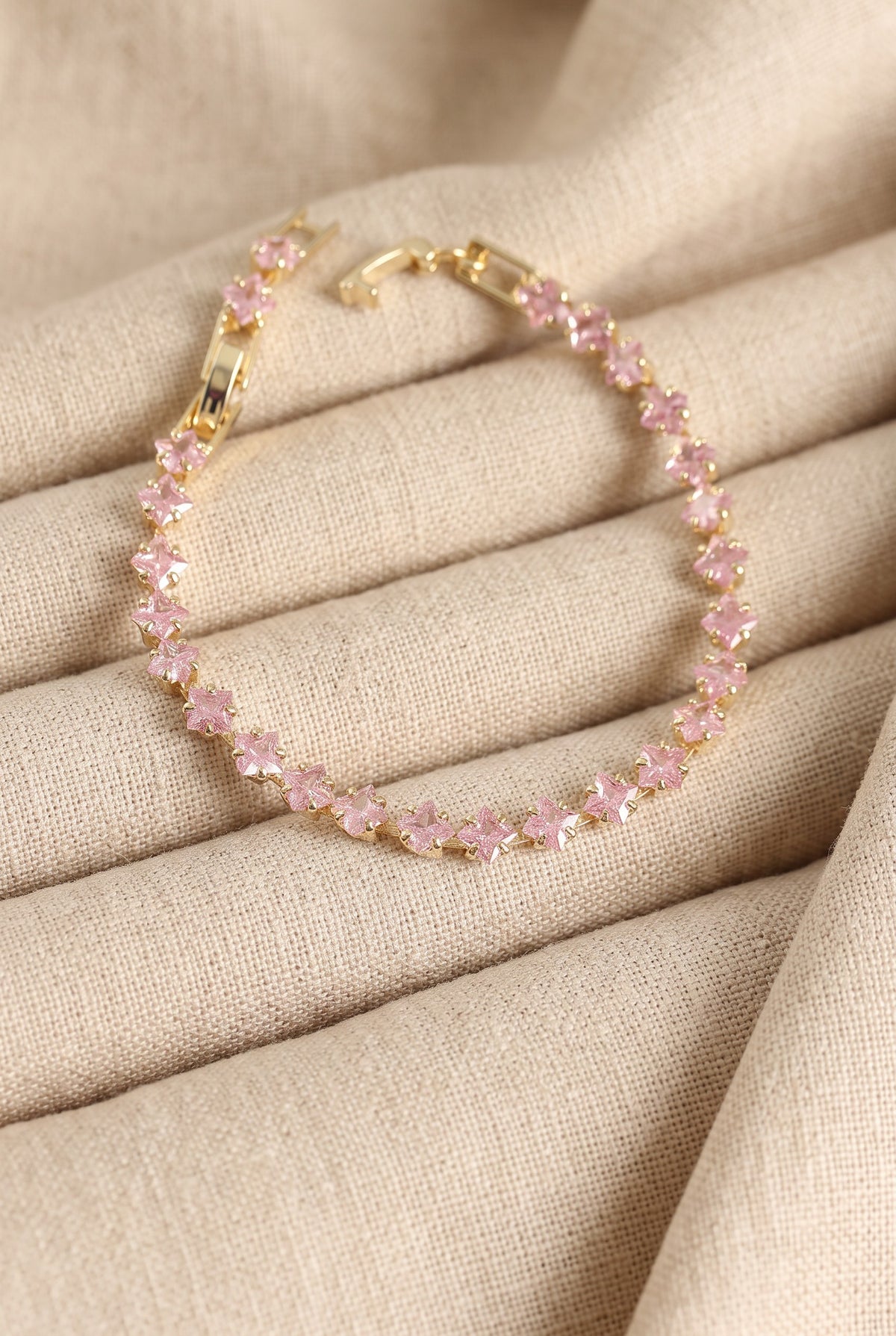 VORA HOUSE pembe kare zirkon taşlı, altın rengi pirinç su yolu bileklik